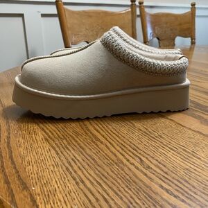 Altar’d State Women’s Cloud Slippers NWOT